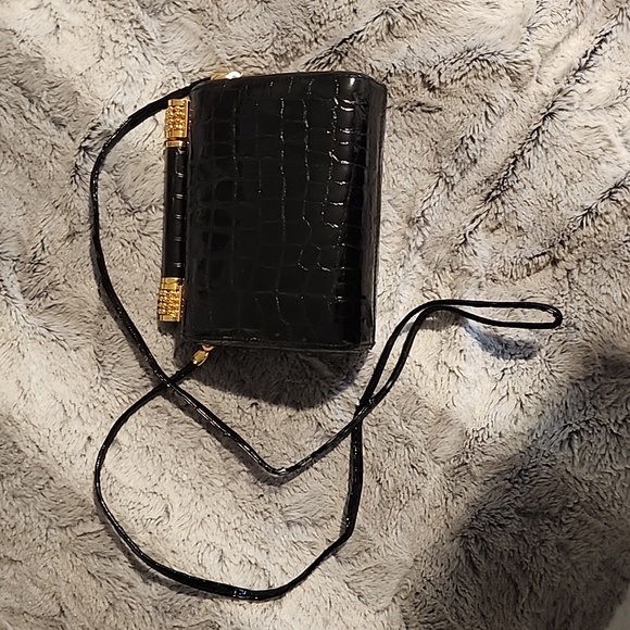 VINTAGE PANTERA BLACK PATENT LEATHER CLUTCH WITH GOLD HARDWARE - Picture 2 of 15